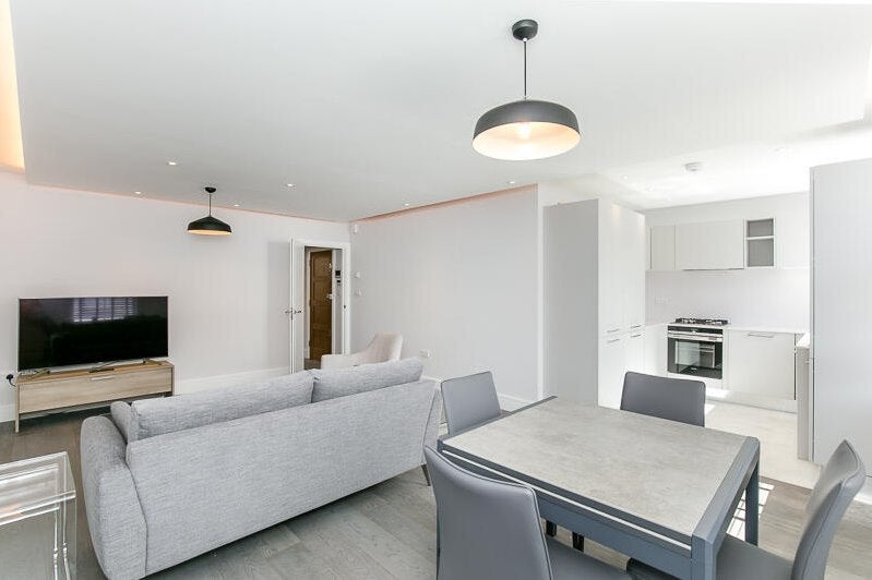 Flat Rosedew Road in Greater London