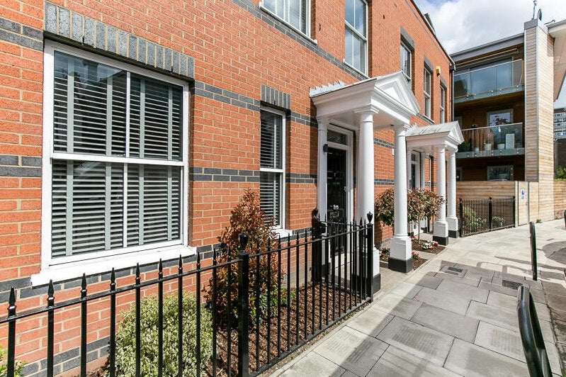 Flat Rosedew Road in Greater London