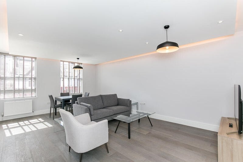 Flat Rosedew Road in Greater London