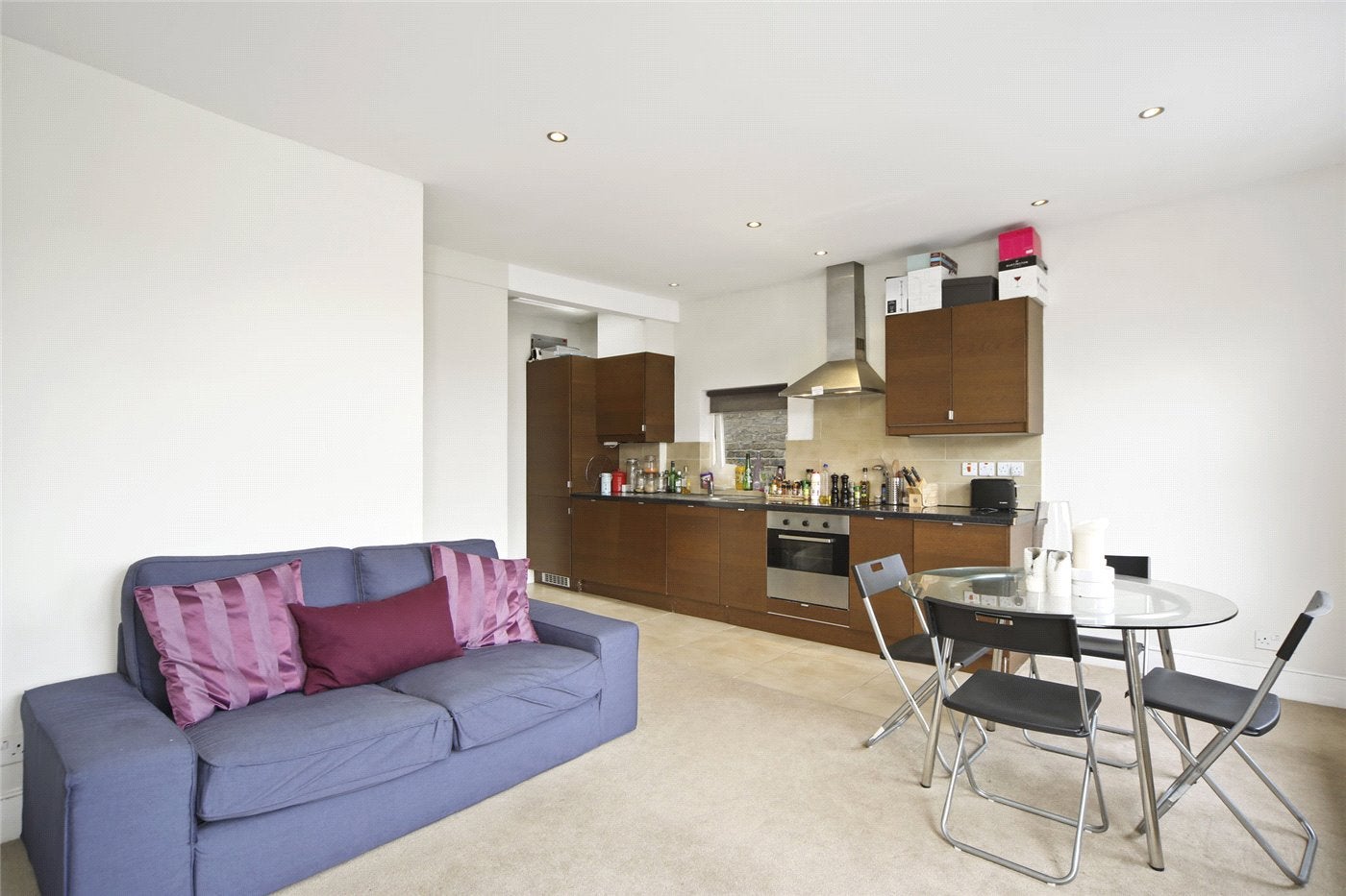 Flat Thornfield Road in Greater London