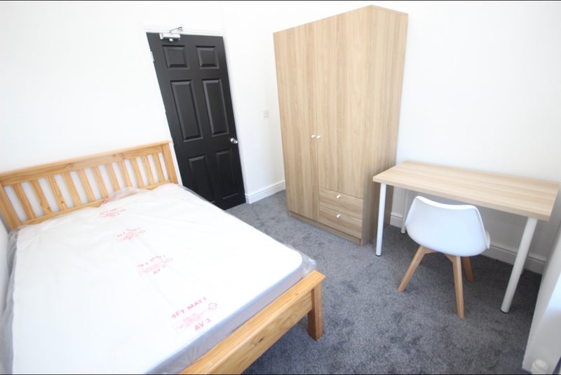 Room Ferndale Road in Liverpool