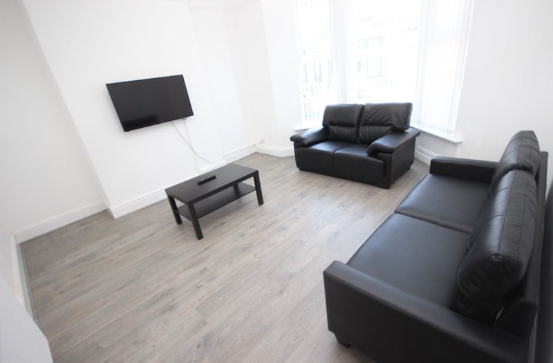 Room Ferndale Road in Liverpool