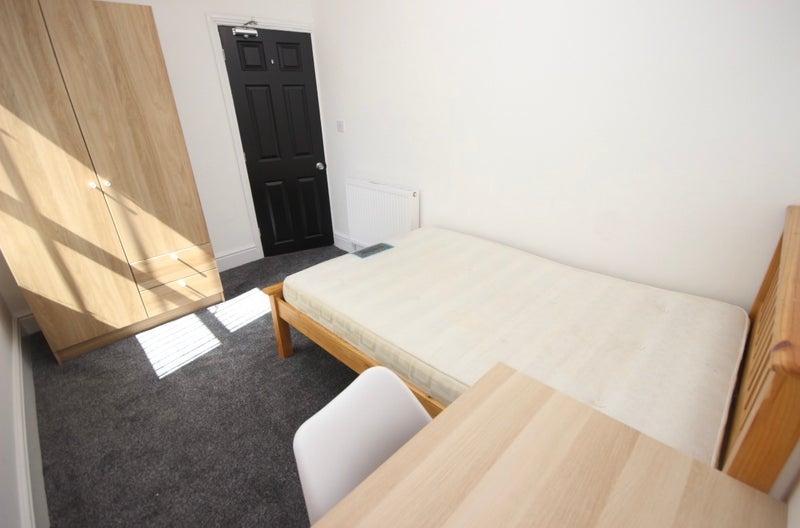 Room Ferndale Road in Liverpool
