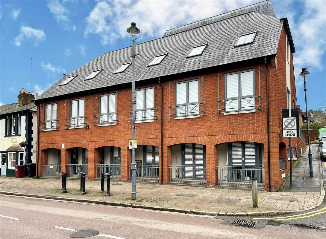Flat High Street in Dacorum