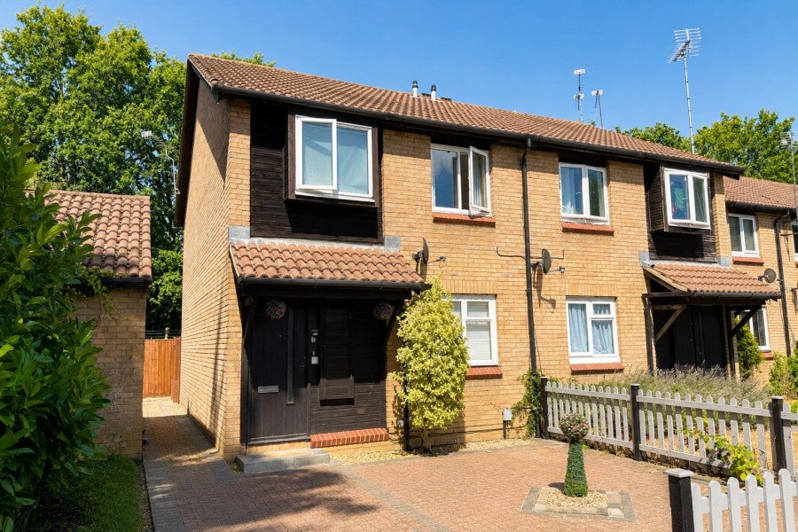 Flat Willowmead Close in Woking