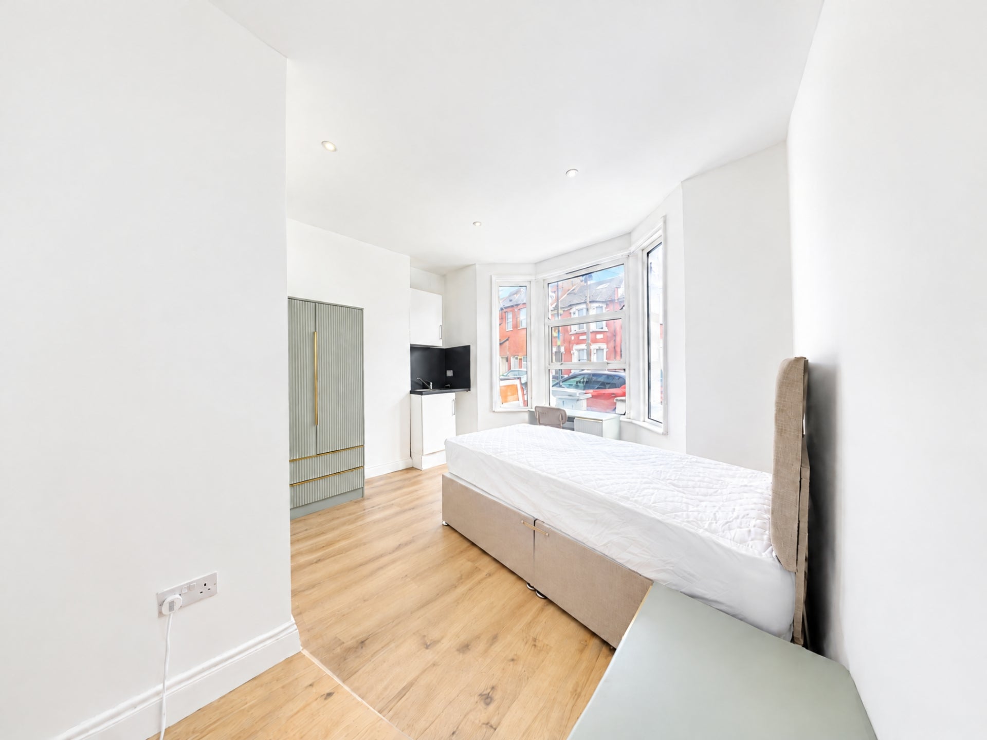 Room Cobbold Road in Greater London