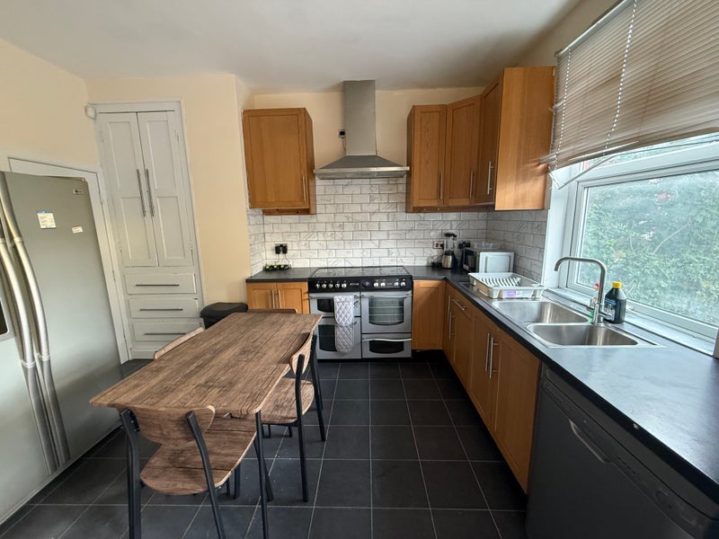 Room Harlech Road in Leeds