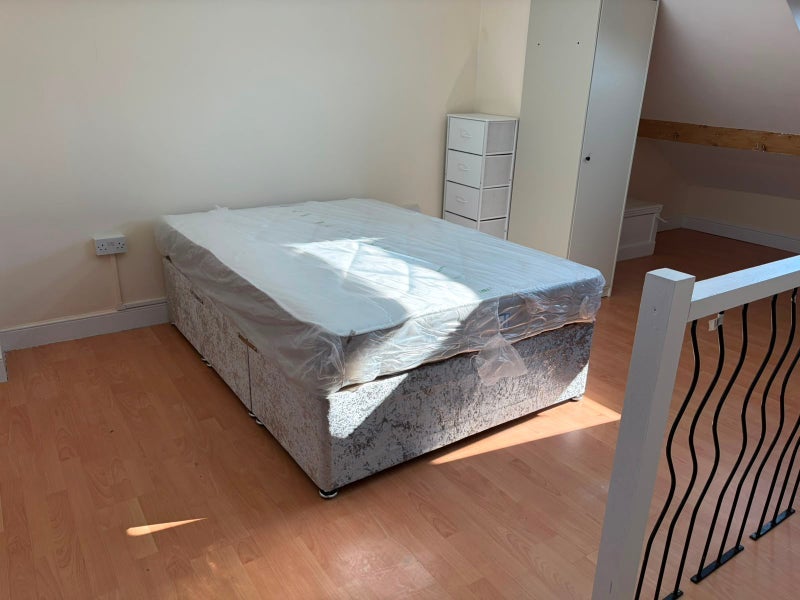 Room Harlech Road in Leeds