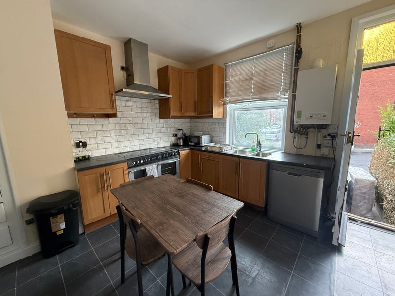 Room Harlech Road in Leeds