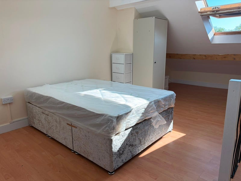 Room Harlech Road in Leeds