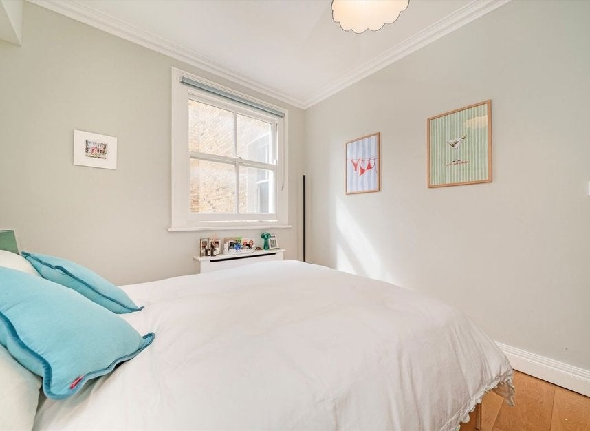 Flat Chesterton Road in Greater London