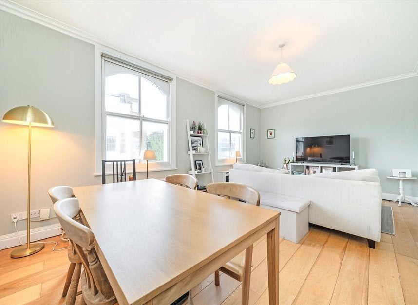 Flat Chesterton Road in Greater London