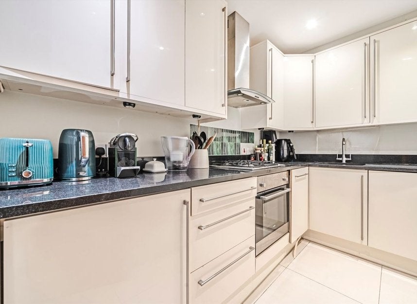 Flat Chesterton Road in Greater London