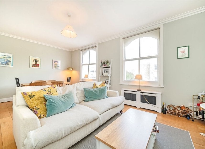 Flat Chesterton Road in Greater London