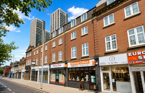Flat High Street in Woking