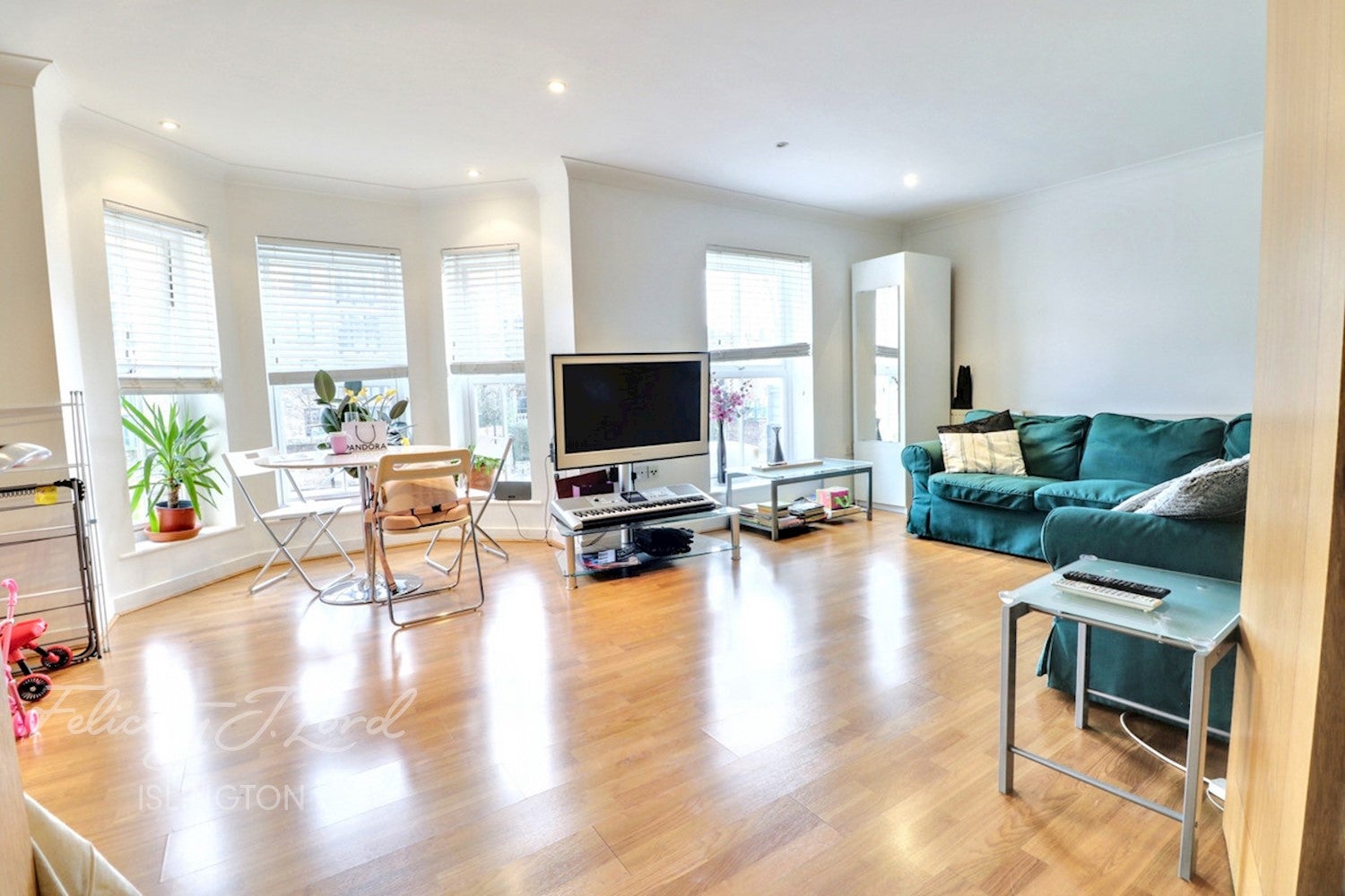 Flat Northpoint Square in Greater London