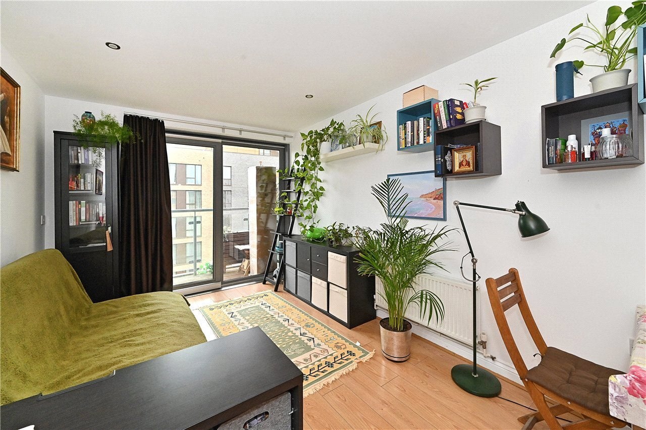 Flat Aqua Vista Square in Greater London