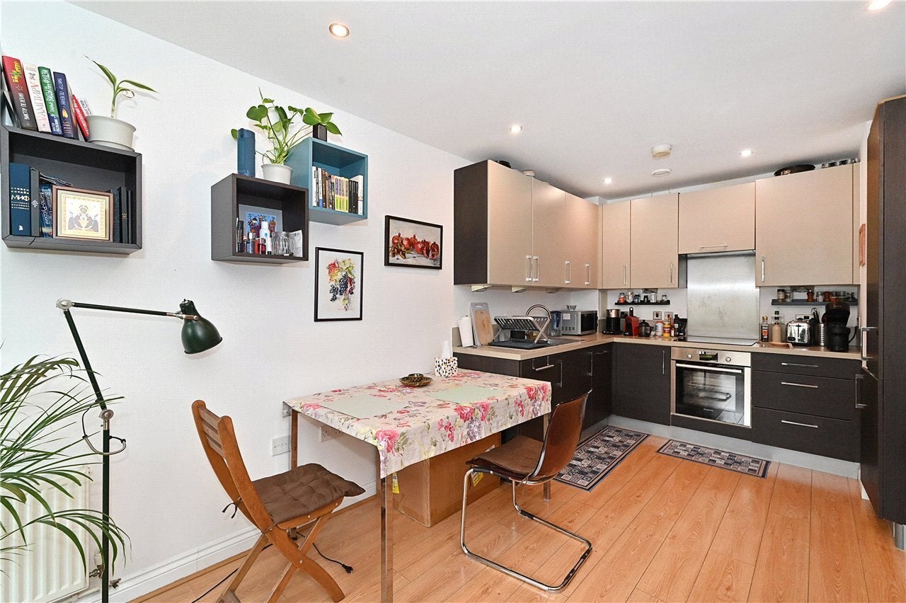 Flat Aqua Vista Square in Greater London
