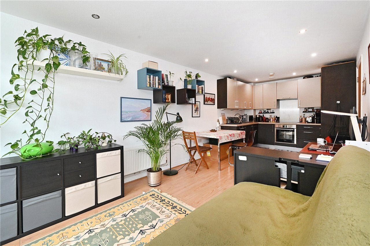 Flat Aqua Vista Square in Greater London