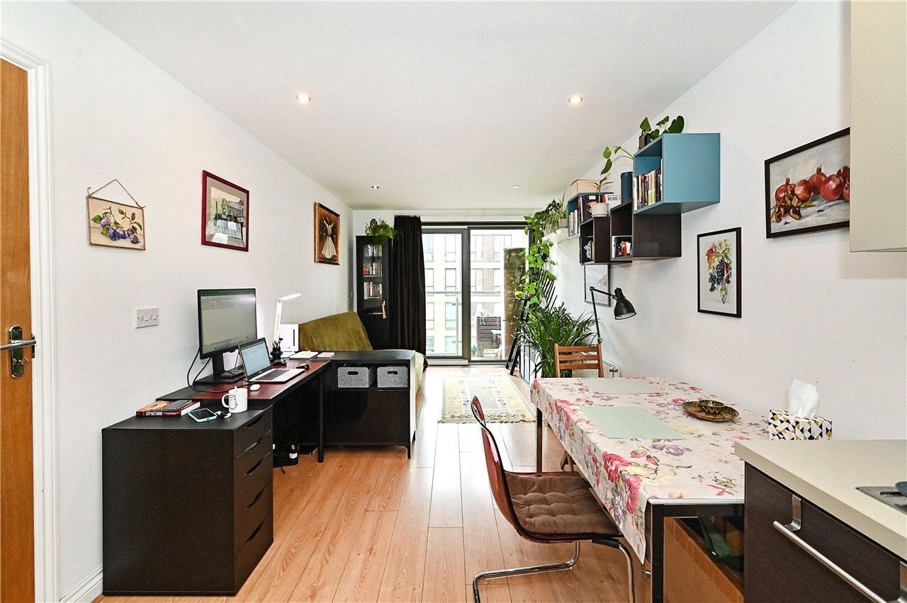 Flat Aqua Vista Square in Greater London