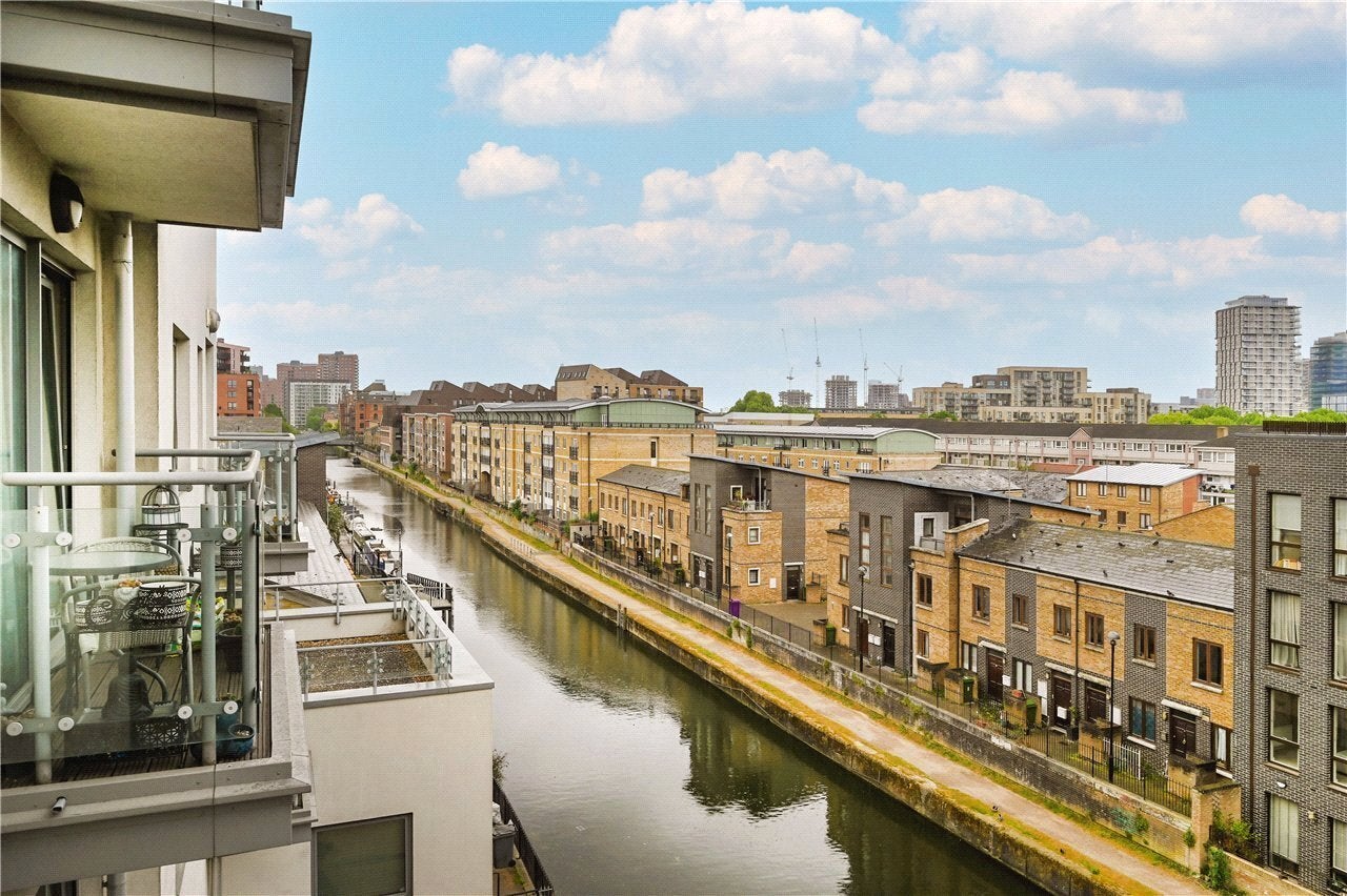 Flat Aqua Vista Square in Greater London