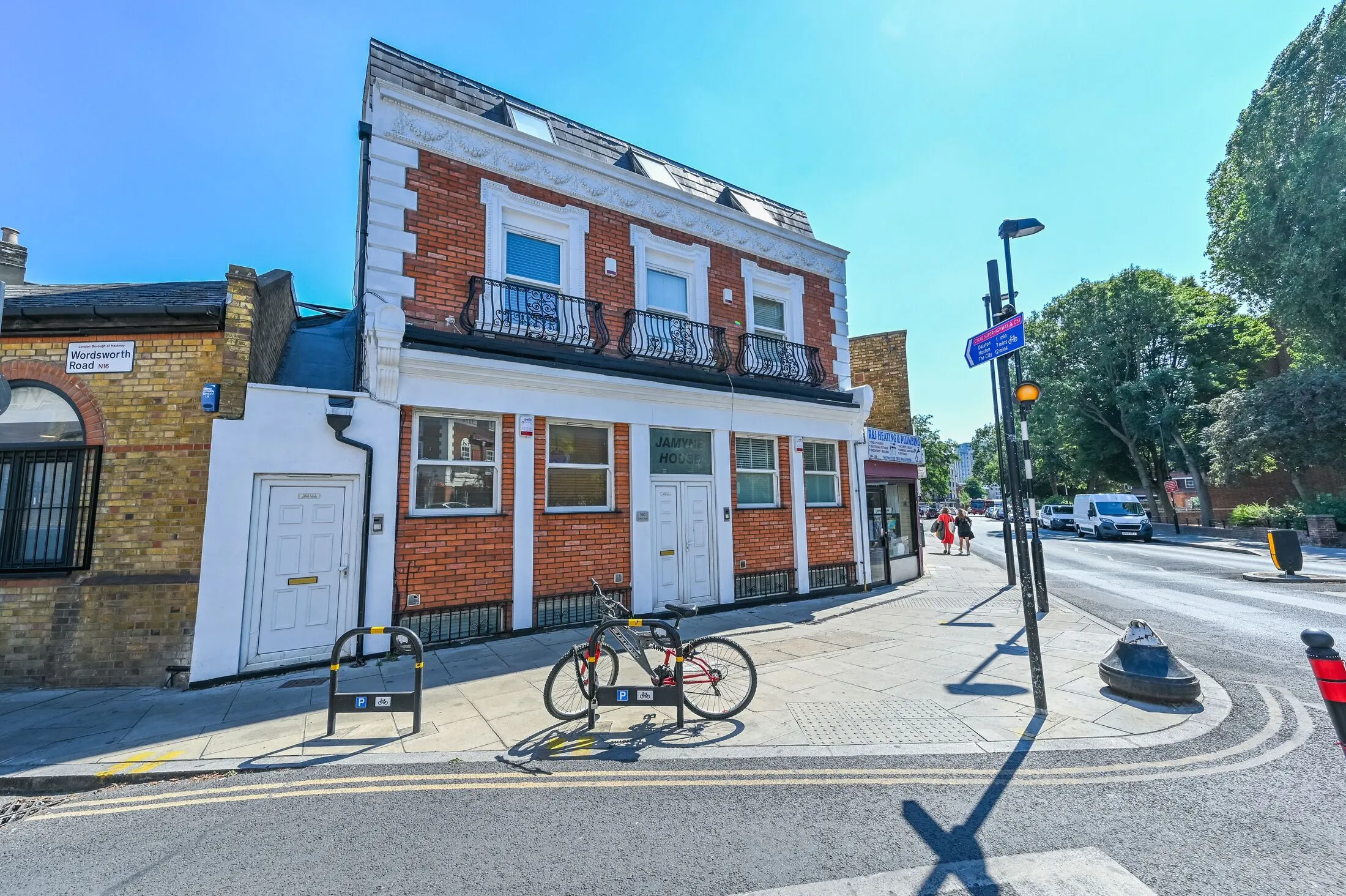 Flat Boleyn Road in Greater London