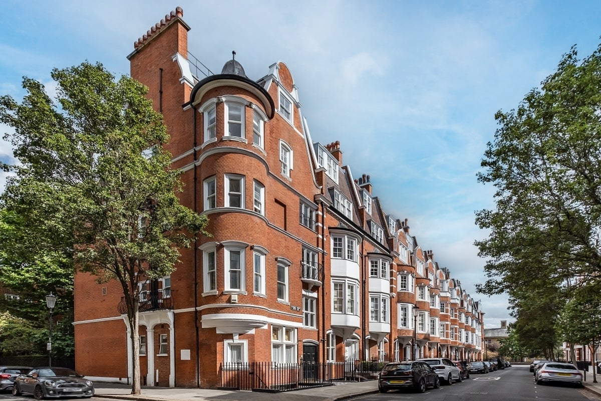 Flat Sloane Court West in Greater London