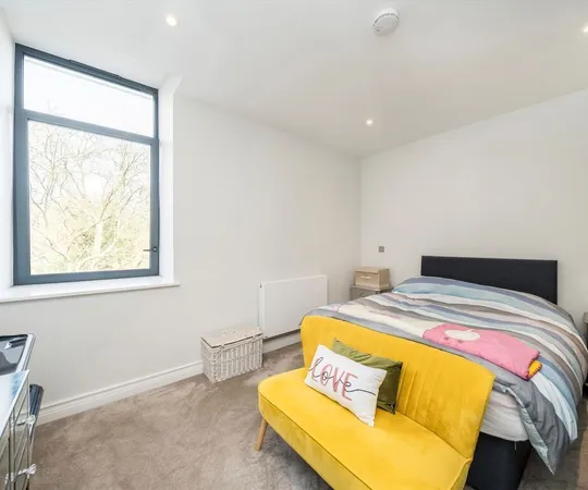 Flat Littleworth Road in Elmbridge