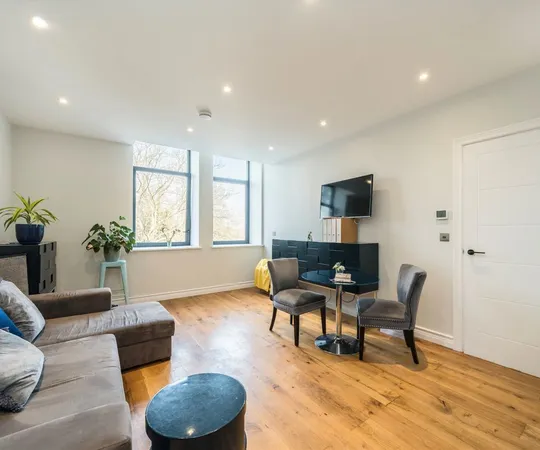 Flat Littleworth Road in Elmbridge