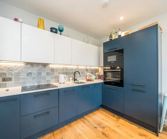 Flat Littleworth Road in Elmbridge