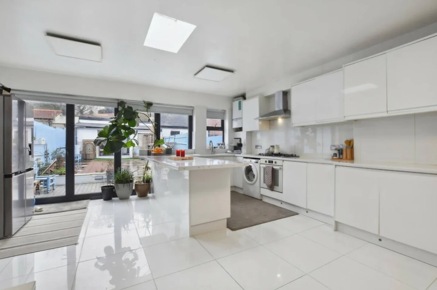 Room Manor Close in Greater London