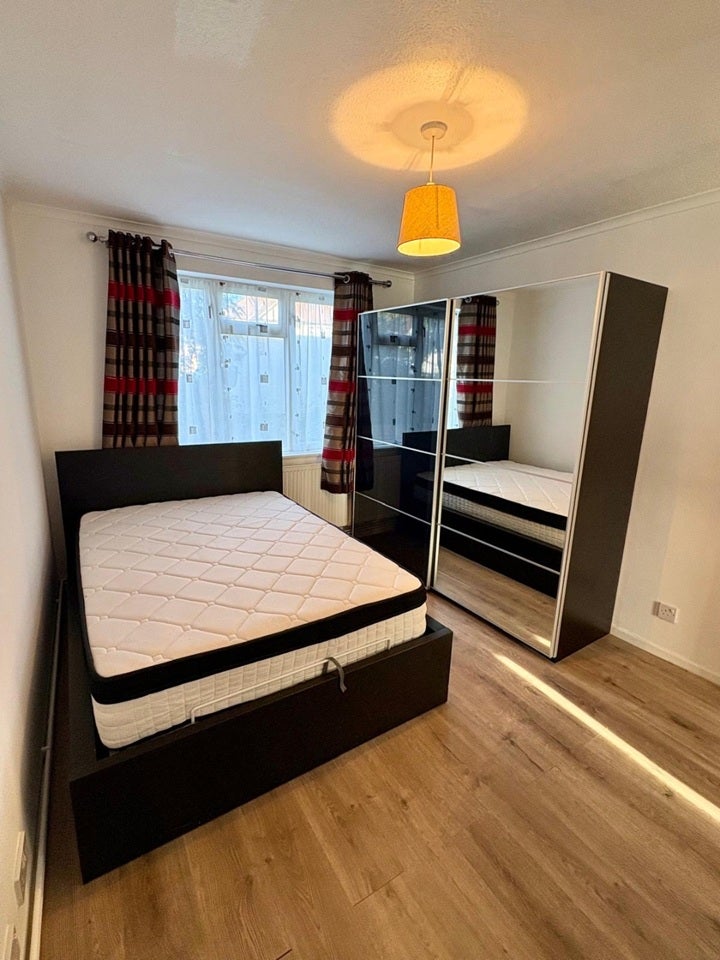 Flat Suez Avenue in Greater London
