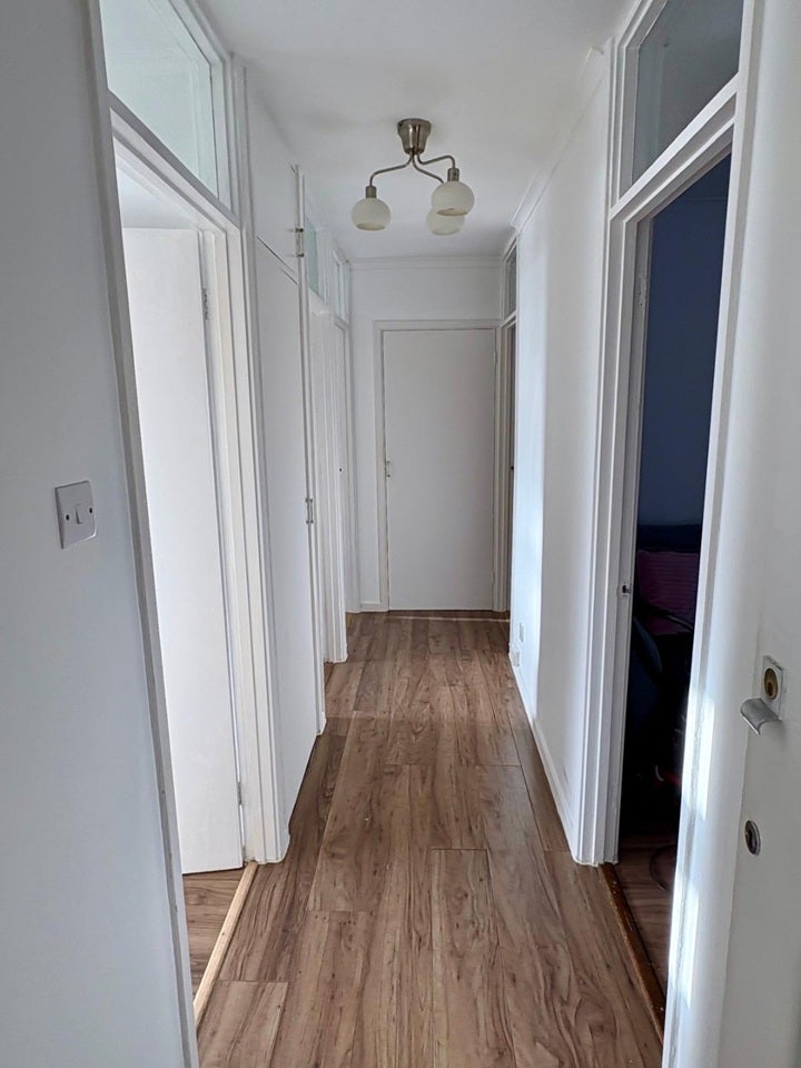 Flat Suez Avenue in Greater London