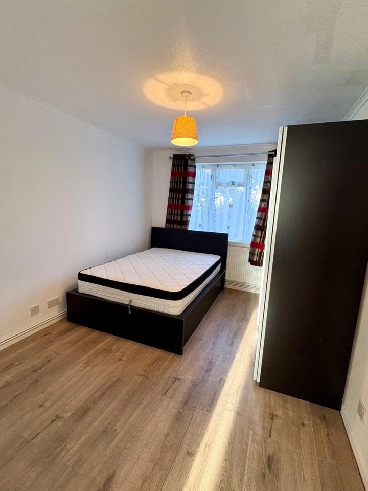Flat Suez Avenue in Greater London