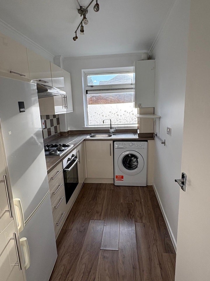 Flat Suez Avenue in Greater London