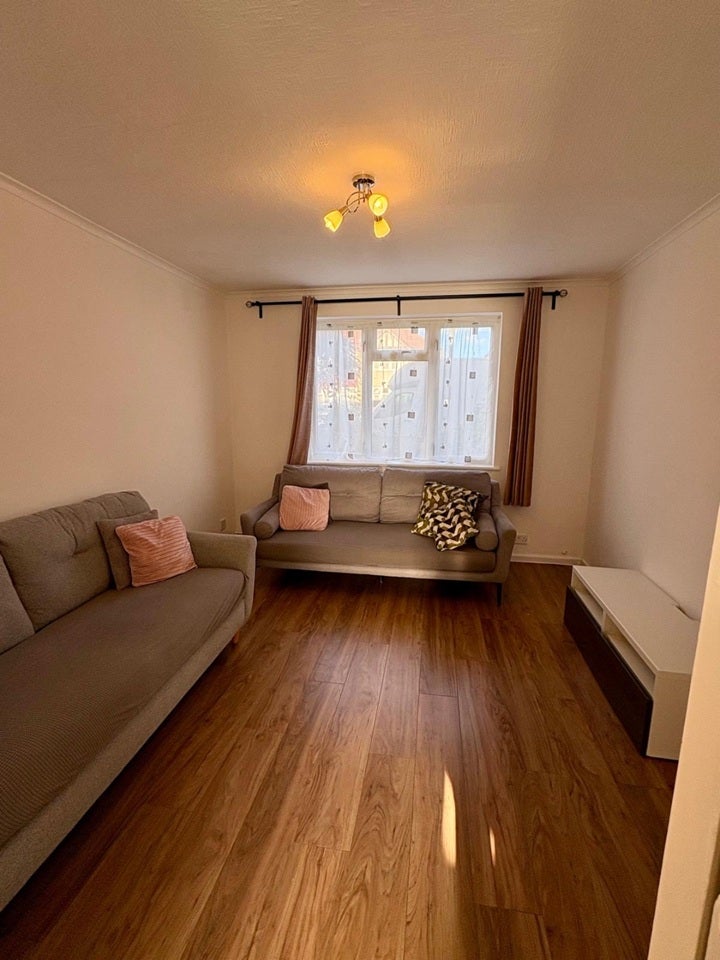 Flat Suez Avenue in Greater London