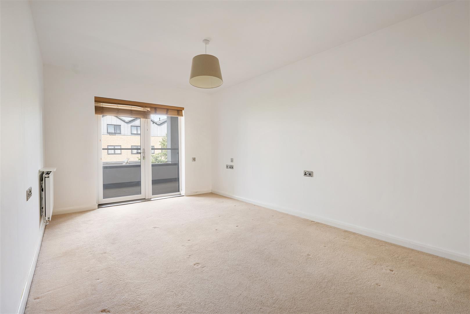 Flat Robinswood Gardens in Greater London