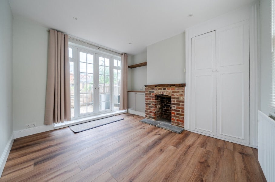 House Walnut Tree Close in Guildford