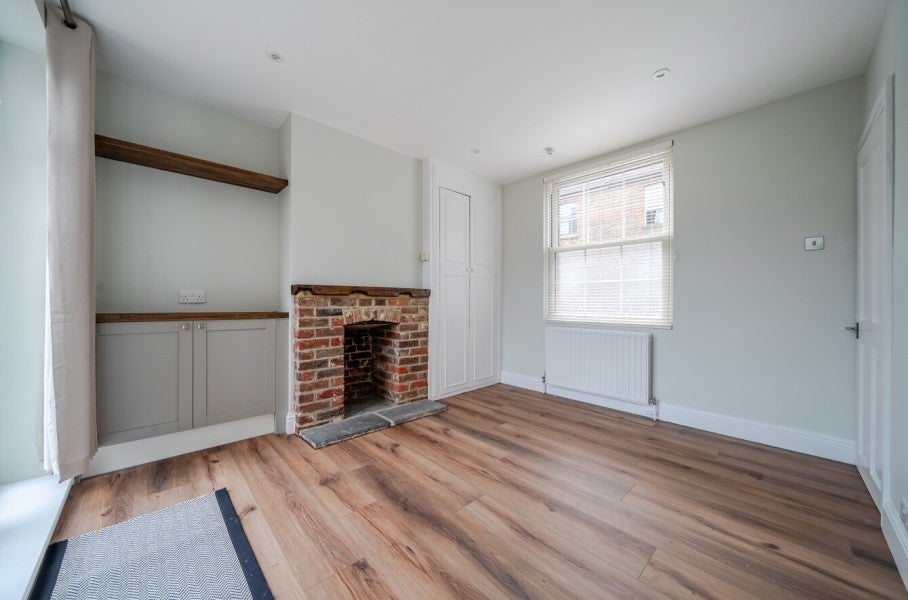 House Walnut Tree Close in Guildford
