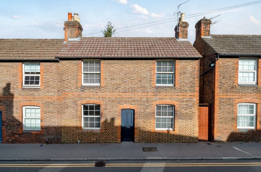House Walnut Tree Close in Guildford