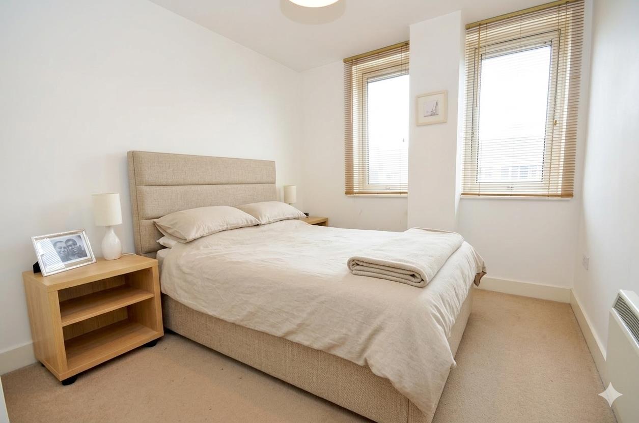 Flat Commercial Road in Greater London