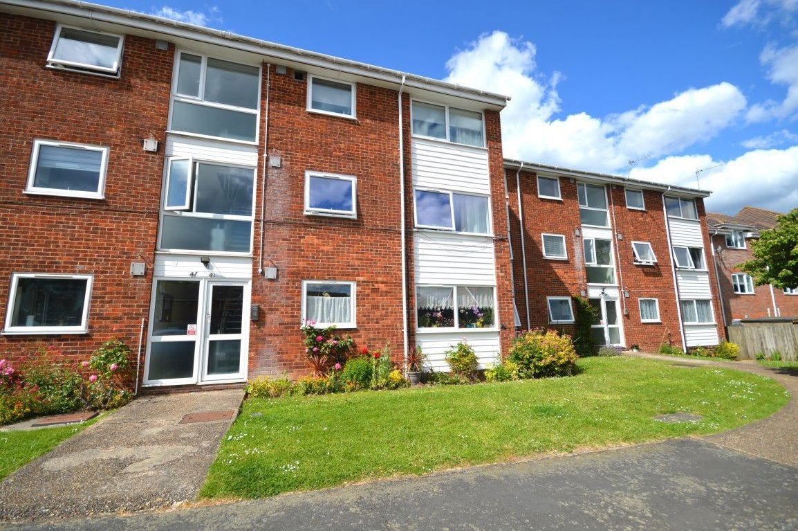 Flat Cedar Court in St Albans
