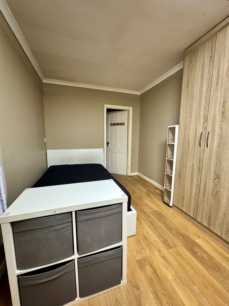 Flat Strathearn Avenue in Greater London