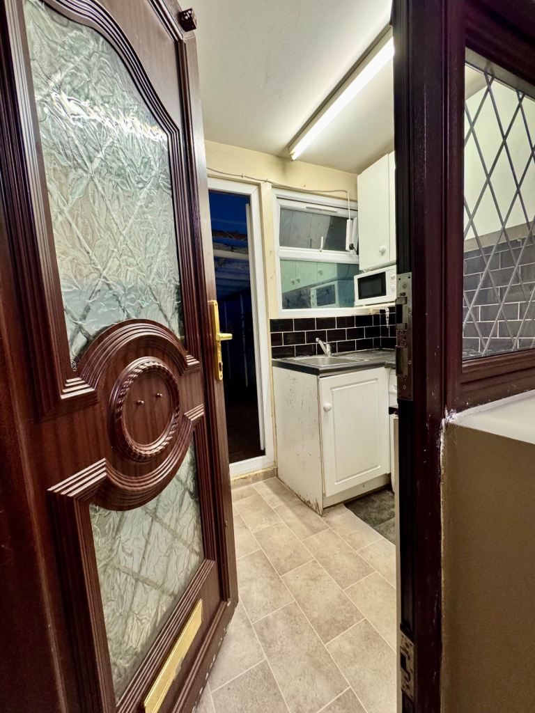 Flat Strathearn Avenue in Greater London