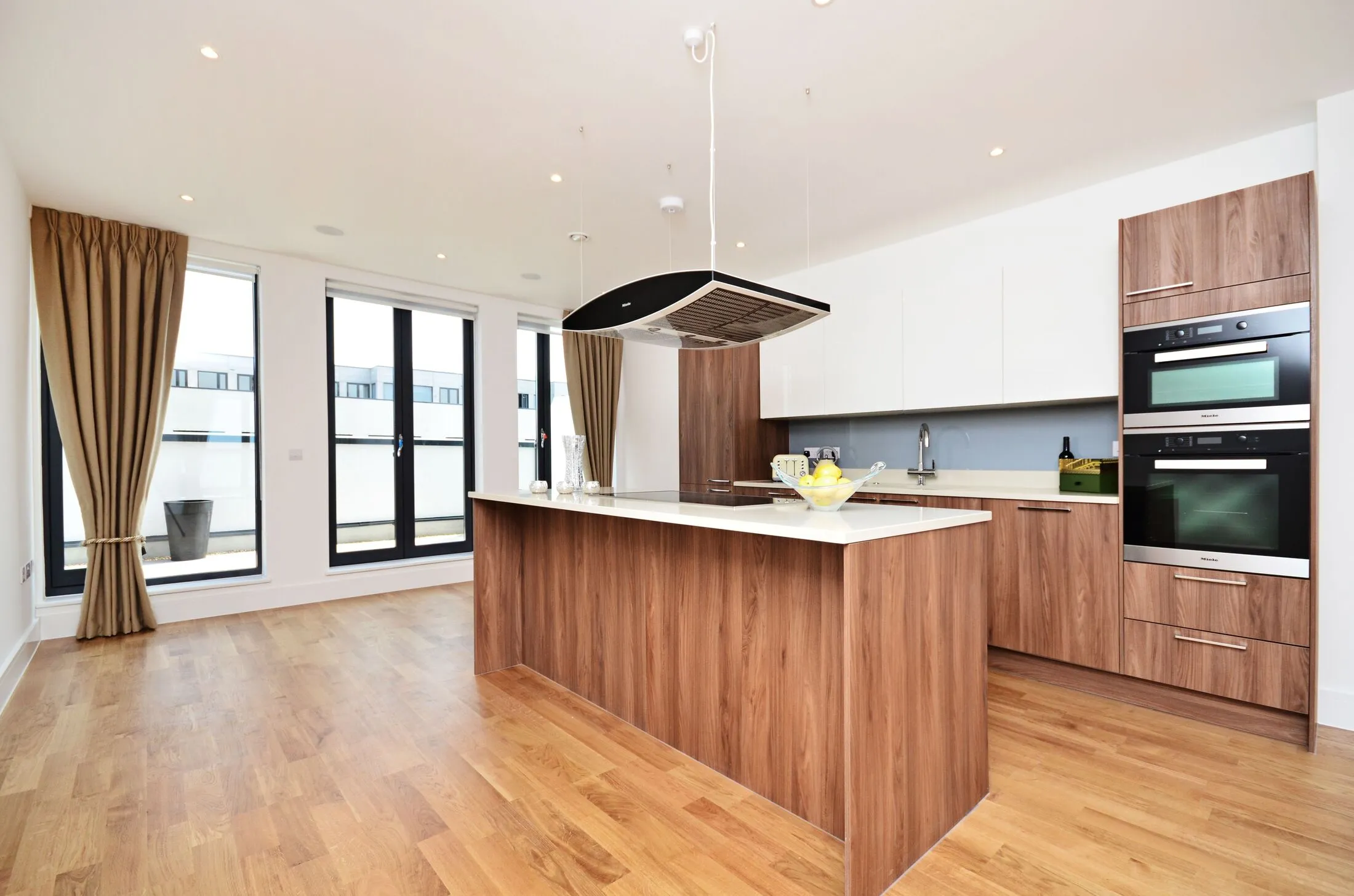 Flat Llanvanor Road in Greater London
