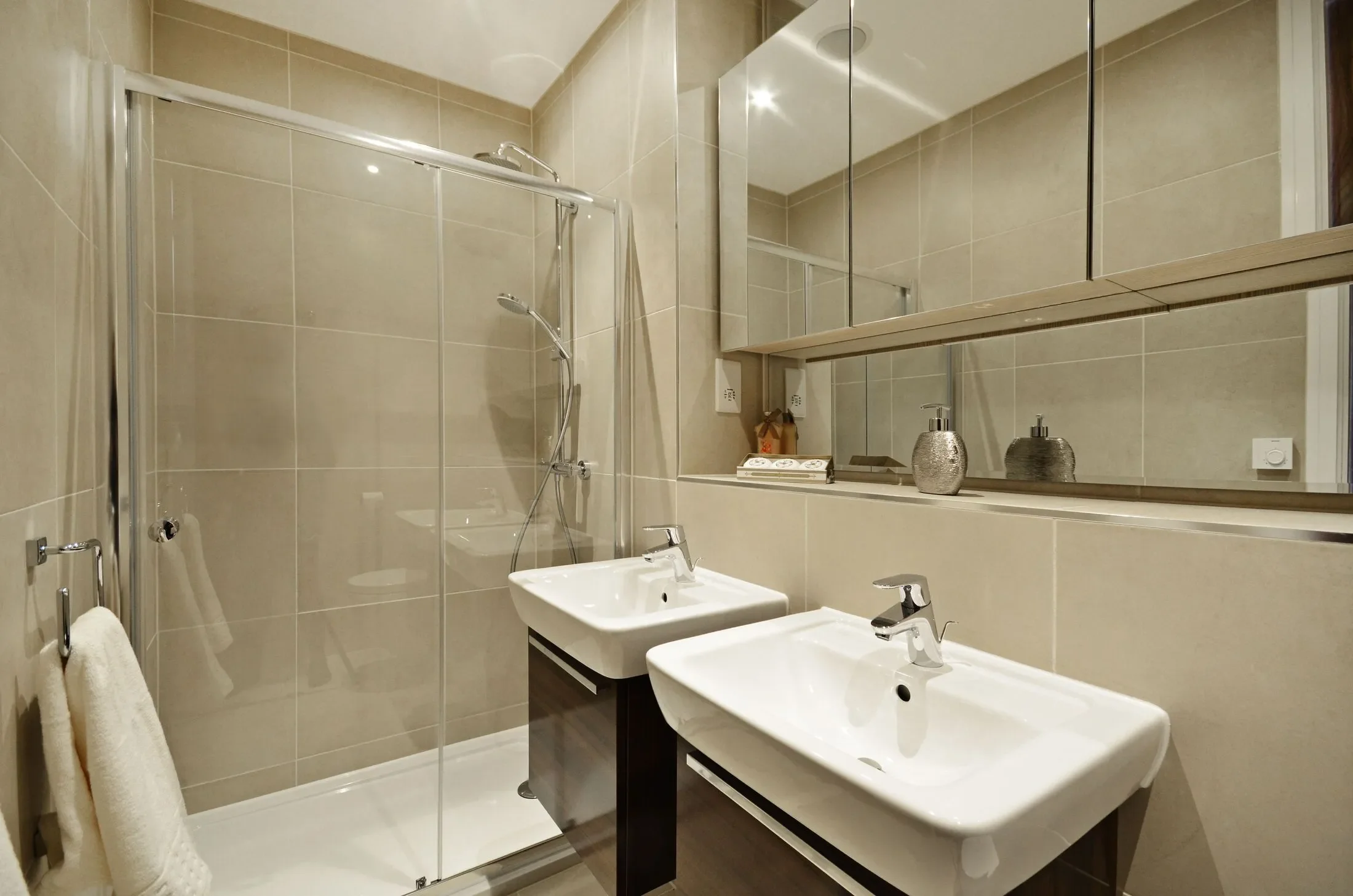 Flat Llanvanor Road in Greater London