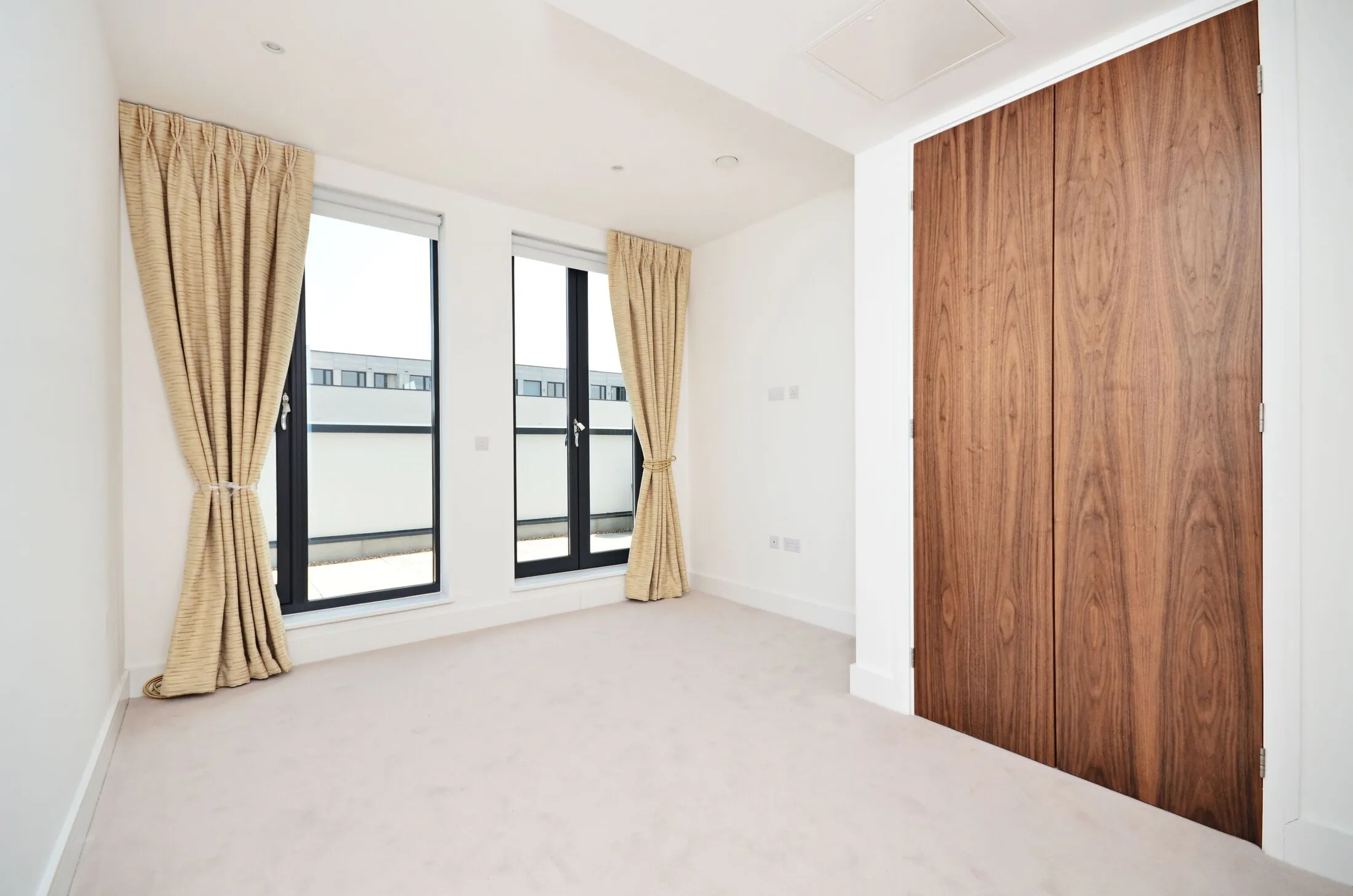 Flat Llanvanor Road in Greater London
