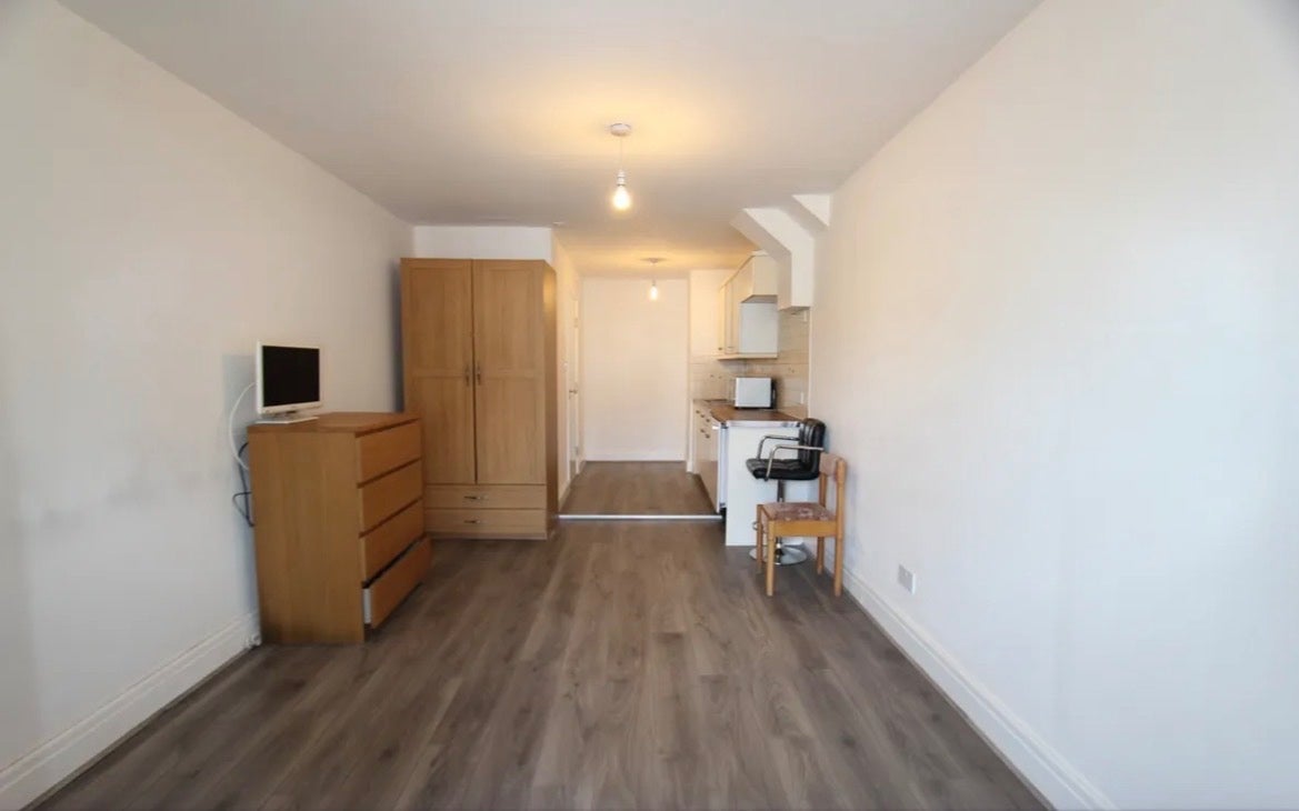 Flat Winchmore Hill Road in Greater London