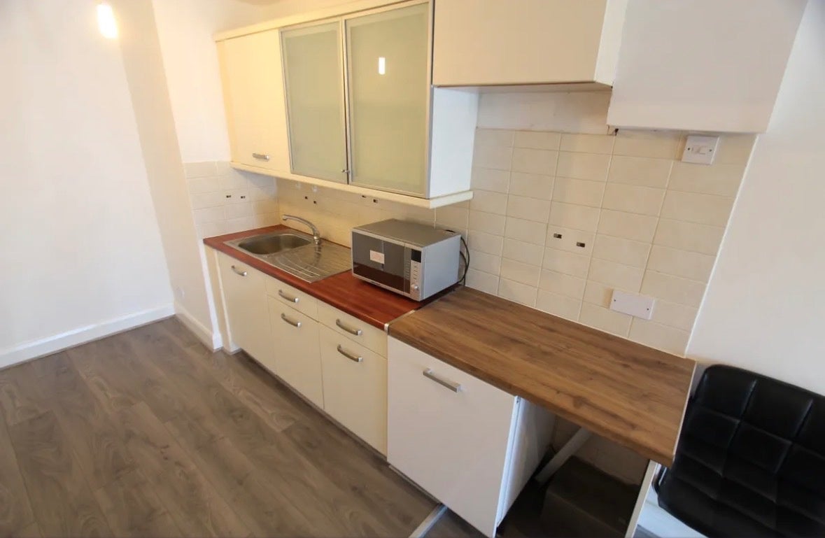 Flat Winchmore Hill Road in Greater London
