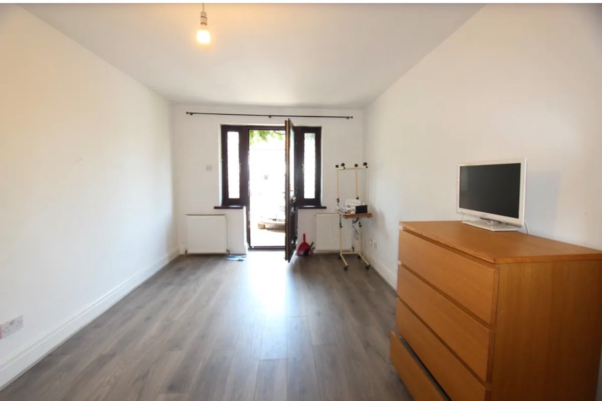 Flat Winchmore Hill Road in Greater London